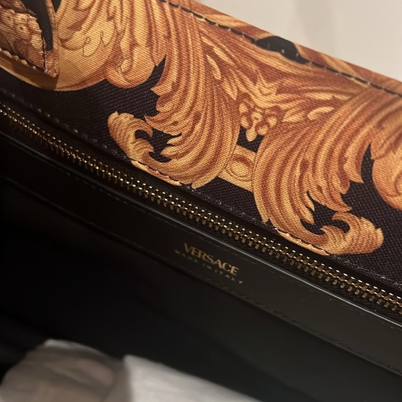 Versace Black and Gold Baroque Tote Bag - Picture 6 of 7